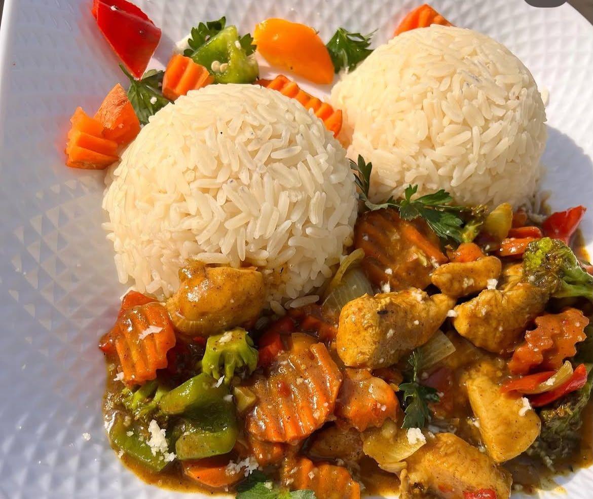 Chicken curry sauce and white rice
